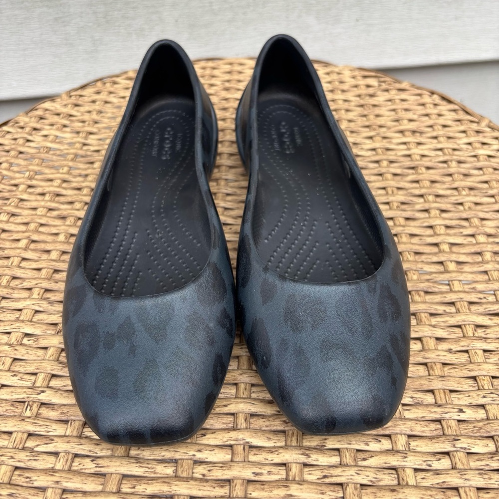 CROCS Girls- Black Loafers Sleek Comfortable Flats. Leopard design. Size 4.